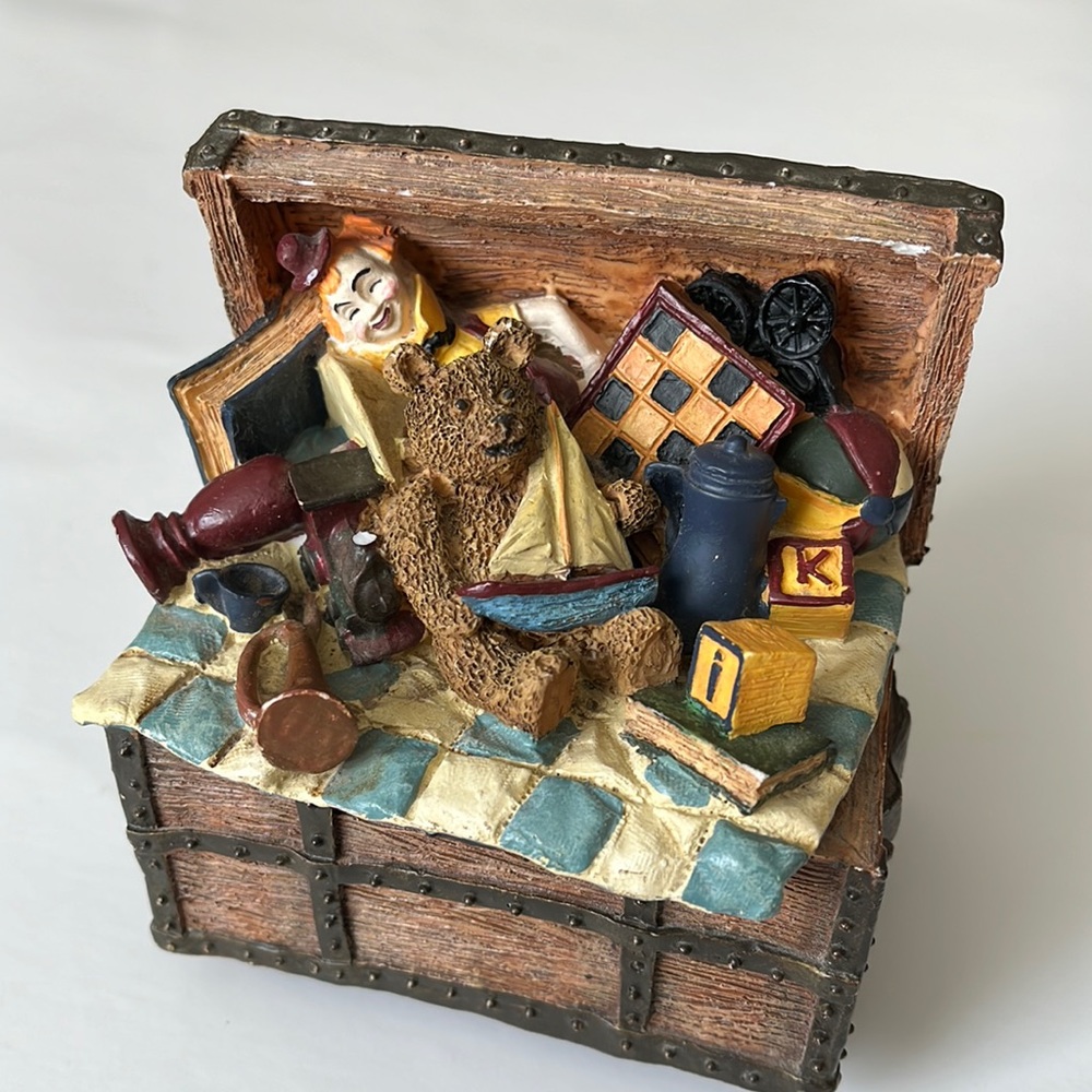 VTG, 1995 toy chest music box, plays “My Favorite Things”, 3.75”L, 4.25”T